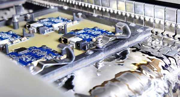 選擇性波峰焊和波峰焊哪一種更適合pcba加工？